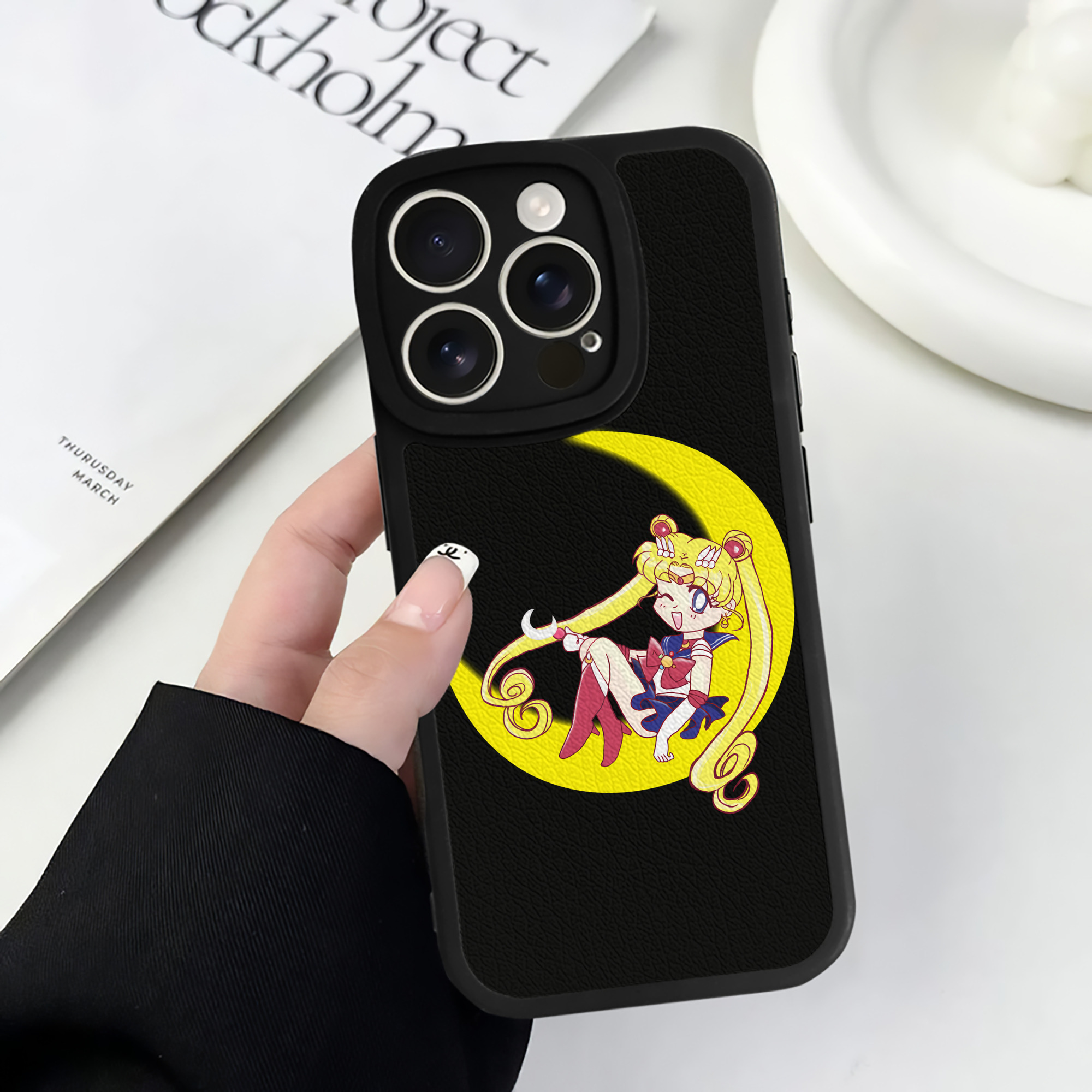 （画像用） 美少女戦士セーラームーン 月野 うさぎ つきの うさぎ Sailor Moon Tsukino Usagi 【iPhone 16シリーズ対応】シリコンスマホケース（レザー調） 材質：シリコン